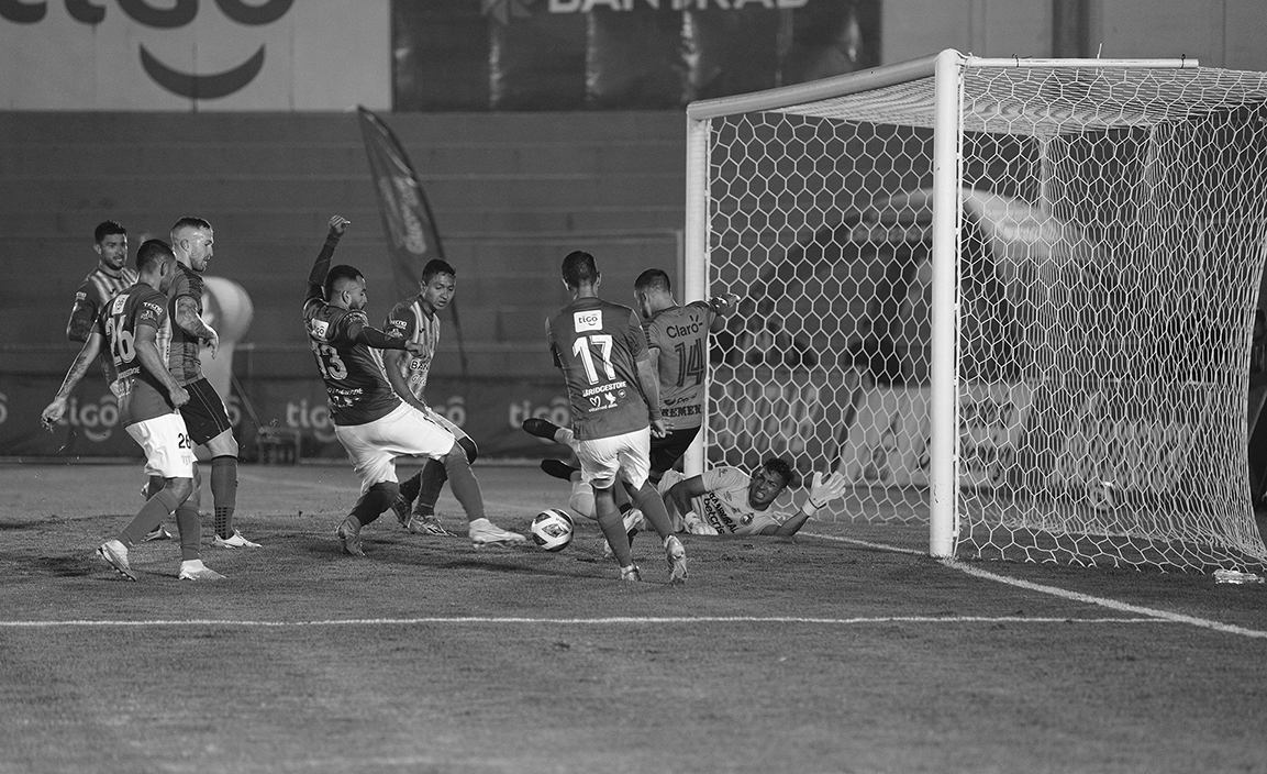 Dewiner Bradley anotó el primer gol para Antigua GFC.